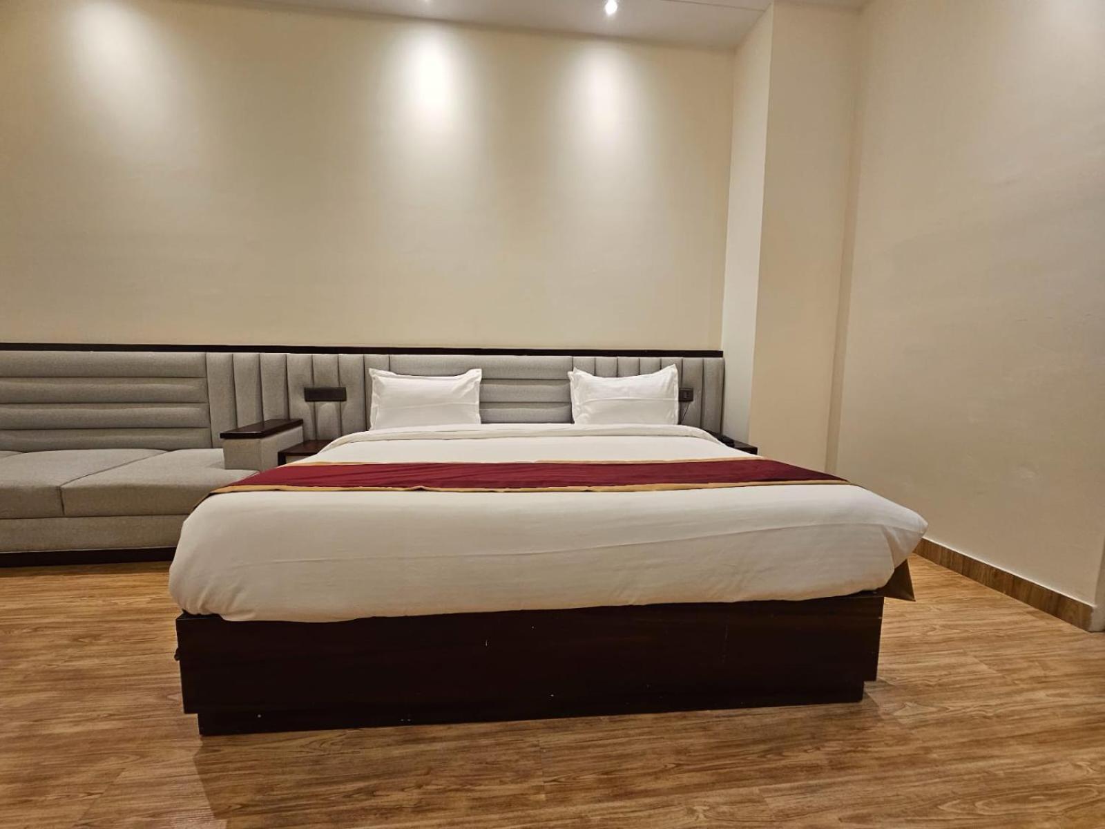 Hotel Elara Дехрадун Экстерьер фото